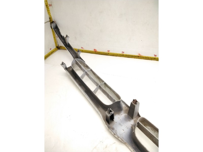 Recambio de rejilla delantera para nissan vanette cargo furgón (hc 23) 1.6 i referencia OEM IAM 623101C400  BLANCA