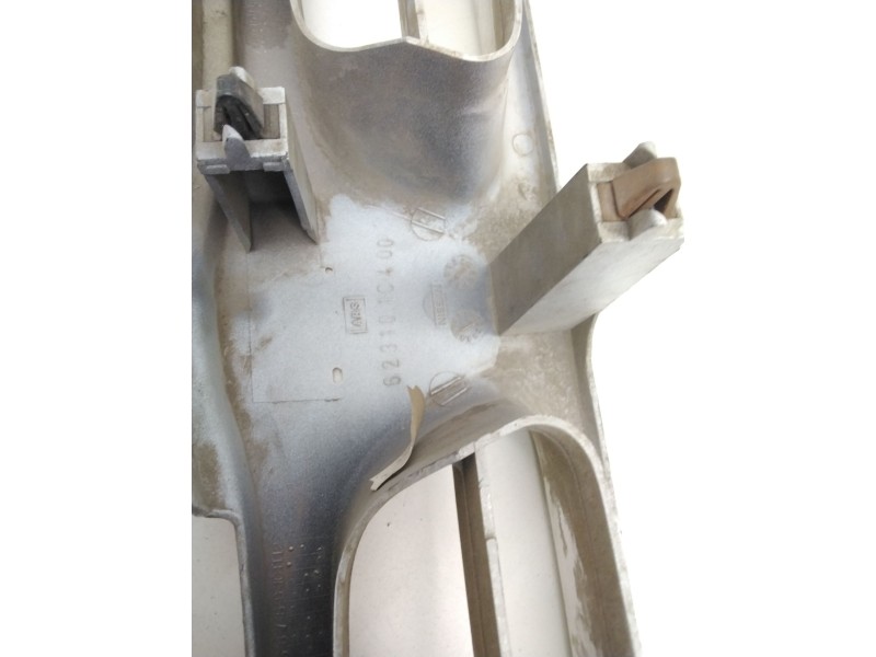 Recambio de rejilla delantera para nissan vanette cargo furgón (hc 23) 1.6 i referencia OEM IAM 623101C400  BLANCA