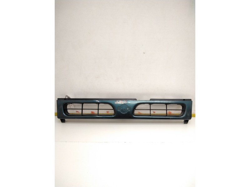 Recambio de rejilla delantera para nissan terrano ii (r20) 2.7 td 4wd referencia OEM IAM 623100F000B1  049007