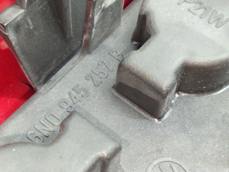 Recambio de piloto trasero derecho para volkswagen polo berlina (6n1) 1.4 referencia OEM IAM 6N0945257B  