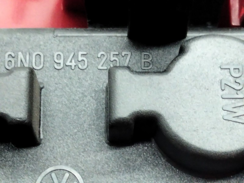 Recambio de piloto trasero izquierdo para volkswagen polo berlina (6n1) 1.4 referencia OEM IAM 6N0945257B  