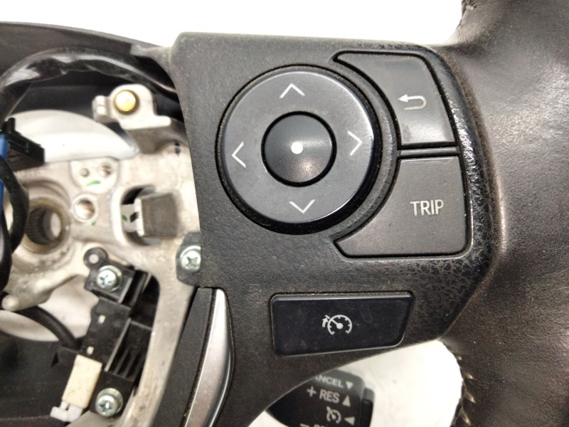 Recambio de volante para toyota auris referencia OEM IAM 6212135  
