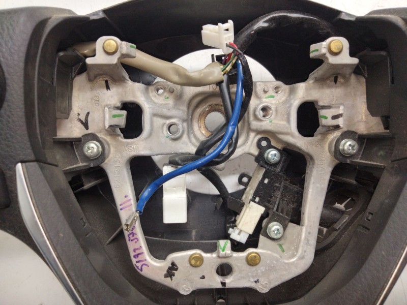 Recambio de volante para toyota auris referencia OEM IAM 6212135  