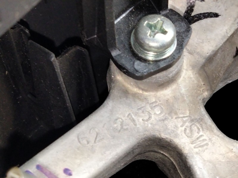 Recambio de volante para toyota auris referencia OEM IAM 6212135  