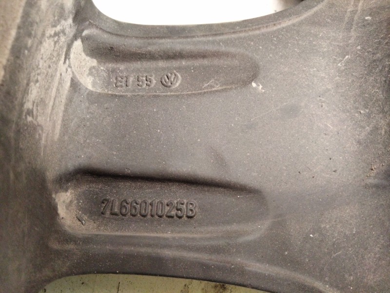 Recambio de llanta aluminio para volkswagen touareg (7l6) 3.0 v6 tdi dpf referencia OEM IAM 7L6601025B  