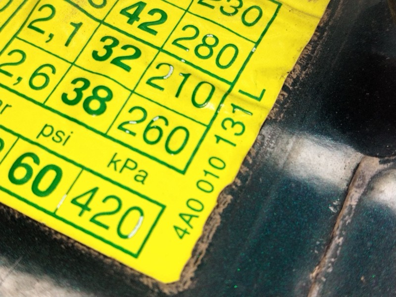 Recambio de tapa exterior combustible para audi 100 berlina (c4) 2.5 tdi referencia OEM IAM 4A0010131L  