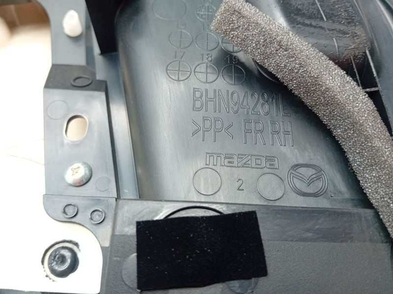 Recambio de guarnecido puerta delantera derecha para mazda 3 (bm, bn) 2.2 d referencia OEM IAM BHN94281L  