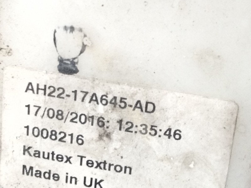 Recambio de deposito limpia para land rover discovery 5 referencia OEM IAM AH2217A645AD  