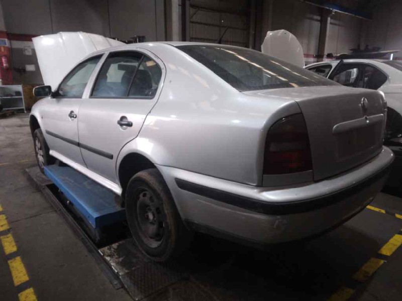 skoda octavia berlina (1u2) del año 2000