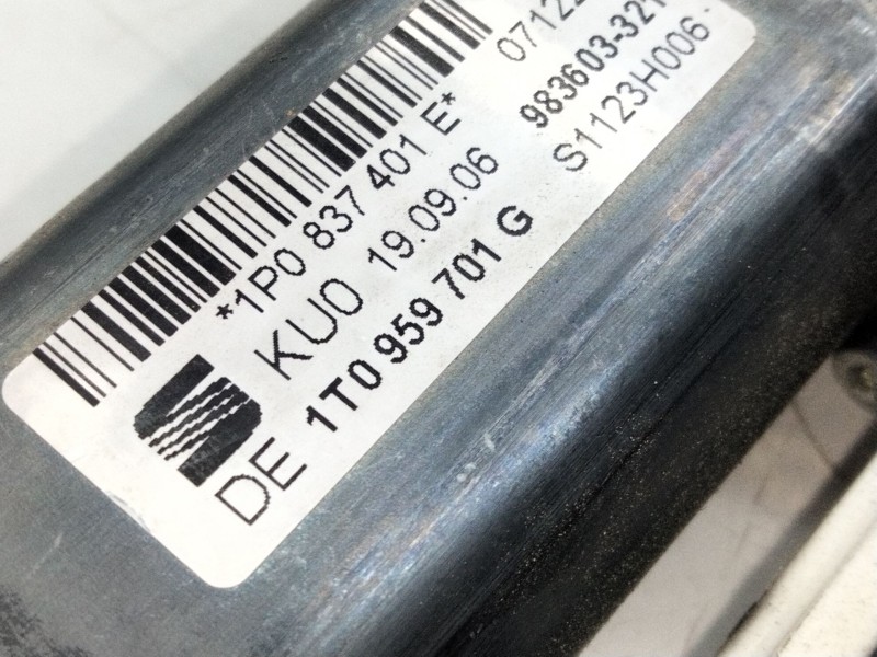 Recambio de motor elevalunas delantero izquierdo para seat leon (1p1) referencia OEM IAM 1P0837401E  