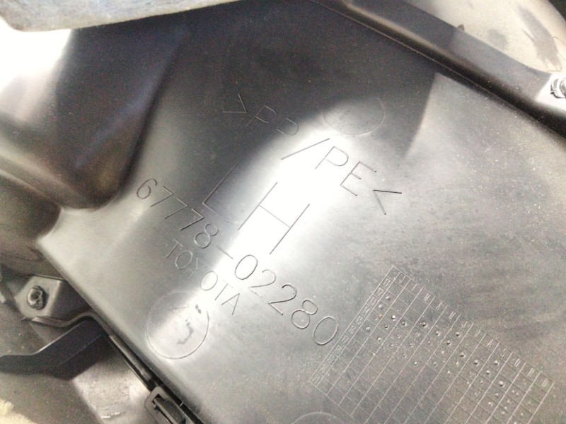 Recambio de guarnecido puerta delantera izquierda para toyota auris (_e18_) 2.0 d-4d (ade186_) referencia OEM IAM 6777802280  