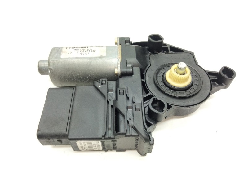 Recambio de motor elevalunas trasero derecho para volkswagen golf iv (1j1) 1.6 16v referencia OEM IAM 0130821766  