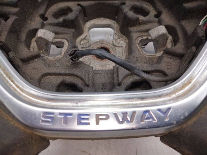 Recambio de volante para dacia dokker ambiance referencia OEM IAM 484007478R  