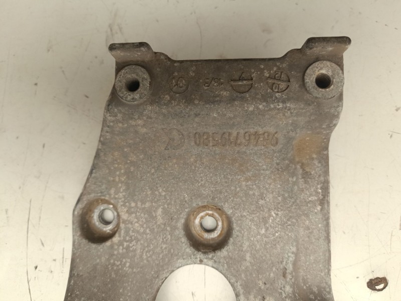 Recambio de soporte compresor de aire acondicionado para ford fiesta (cb1) trend referencia OEM IAM 9646719580  