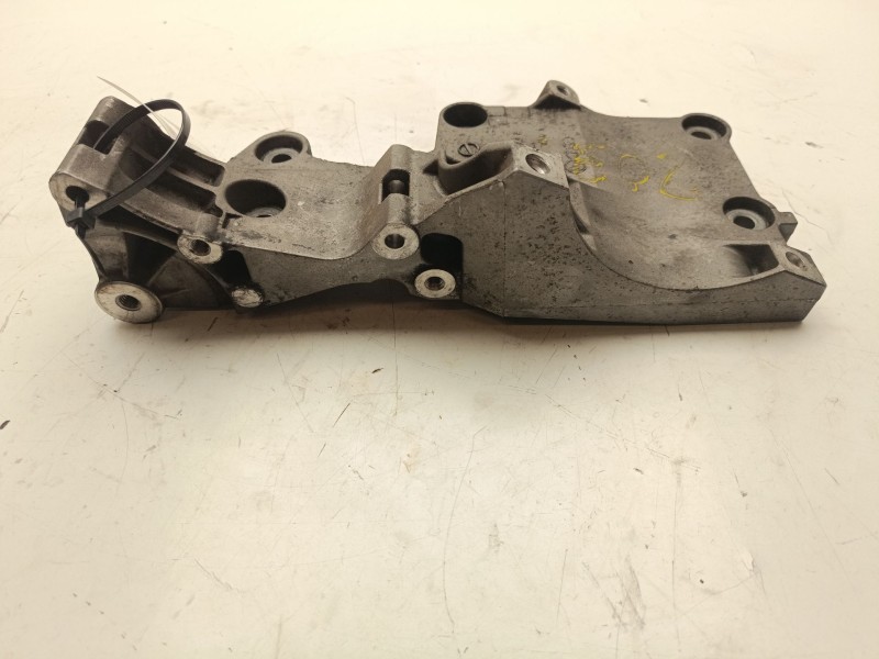 Recambio de soporte compresor de aire acondicionado para audi a3 (8p1) 2.0 tdi referencia OEM IAM R03G903143A  