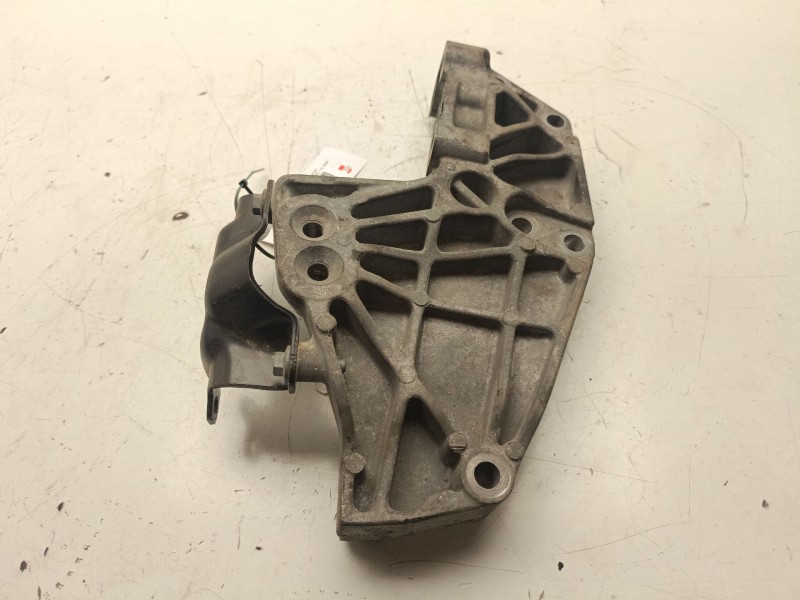 Recambio de soporte motor derecho inferior para renault trafic ii autobús (jl) 2.0 dci 115 referencia OEM IAM 8201011432  