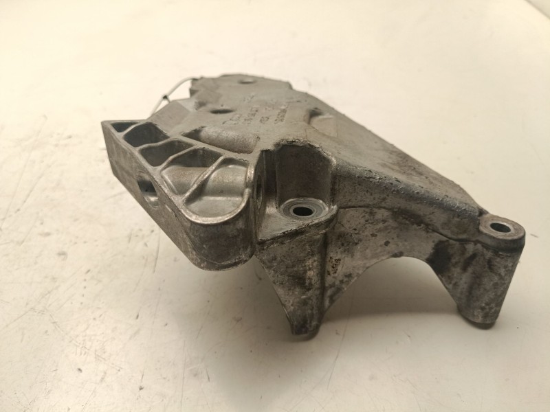 Recambio de soporte motor derecho inferior para seat leon (1p1) 1.6 referencia OEM IAM 03G199207E  