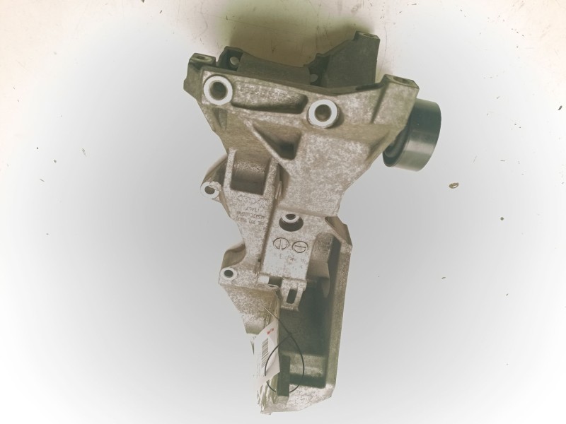 Recambio de soporte bomba inyeccion para audi a4 b7 (8ec) 2.0 tdi referencia OEM IAM 03L903143R  