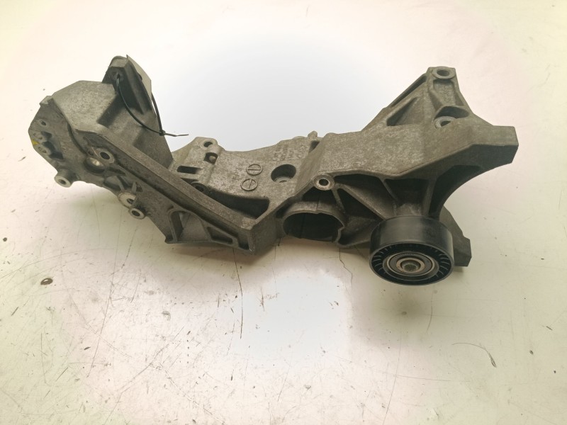 Recambio de soporte bomba inyeccion para audi a4 b7 (8ec) 2.0 tdi referencia OEM IAM 03L903143R  