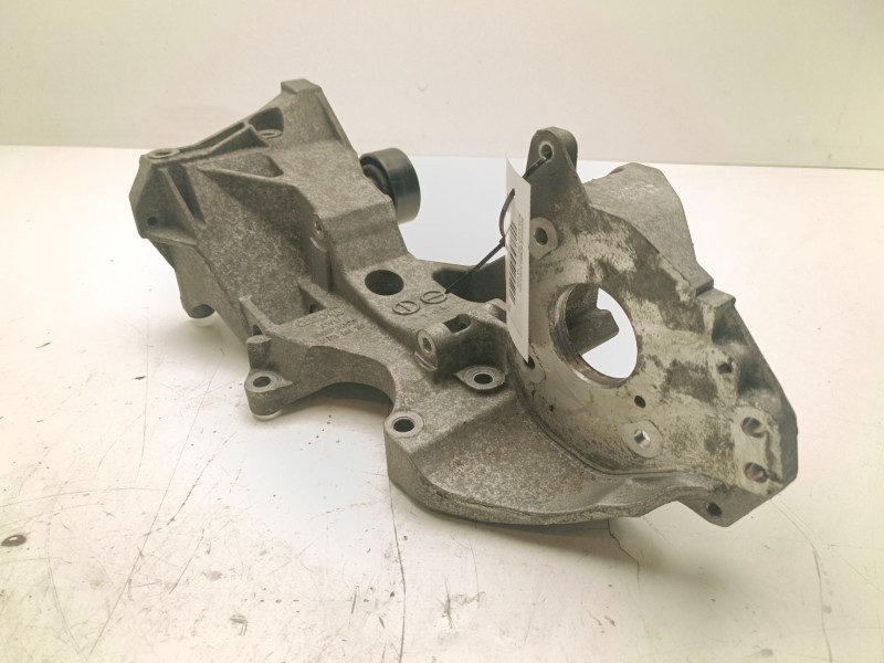 Recambio de soporte bomba inyeccion para audi a4 b7 (8ec) 2.0 tdi referencia OEM IAM 03L903143R  