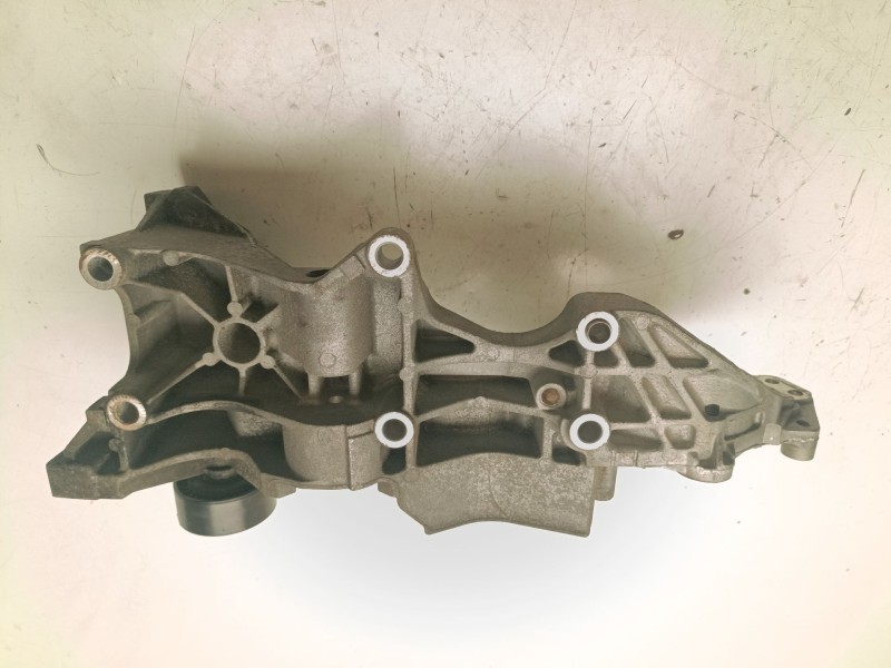 Recambio de soporte bomba inyeccion para audi a4 b7 (8ec) 2.0 tdi referencia OEM IAM 03L903143R  