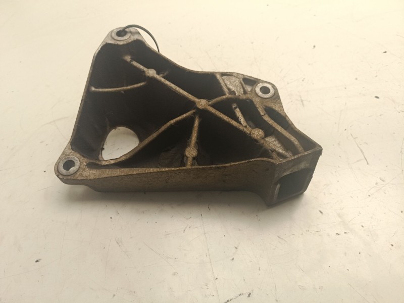 Recambio de soporte motor izquierdo superior para bmw 5 (f10) 520 d referencia OEM IAM 22116781241  