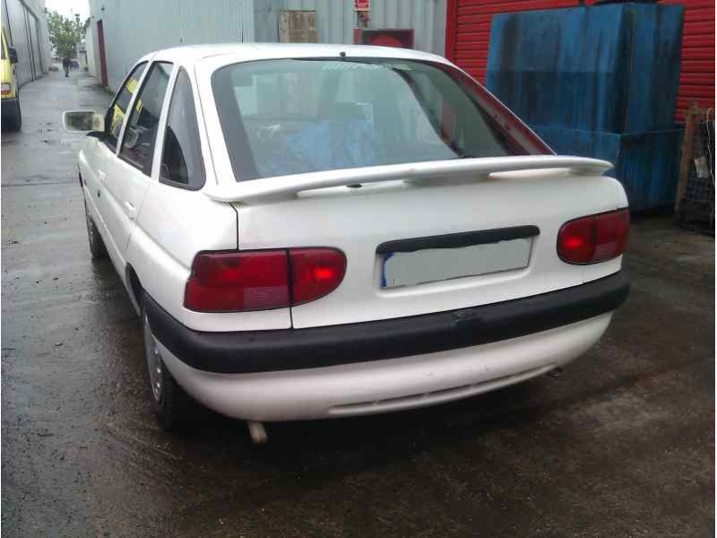 ford escort berlina/turnier del año 1990