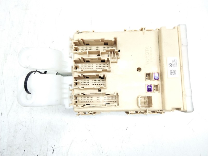 Recambio de caja reles para toyota auris referencia OEM IAM 8273012X81  