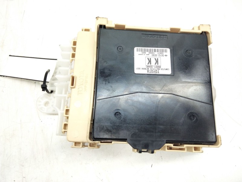Recambio de caja reles para toyota auris referencia OEM IAM 8273012X81  
