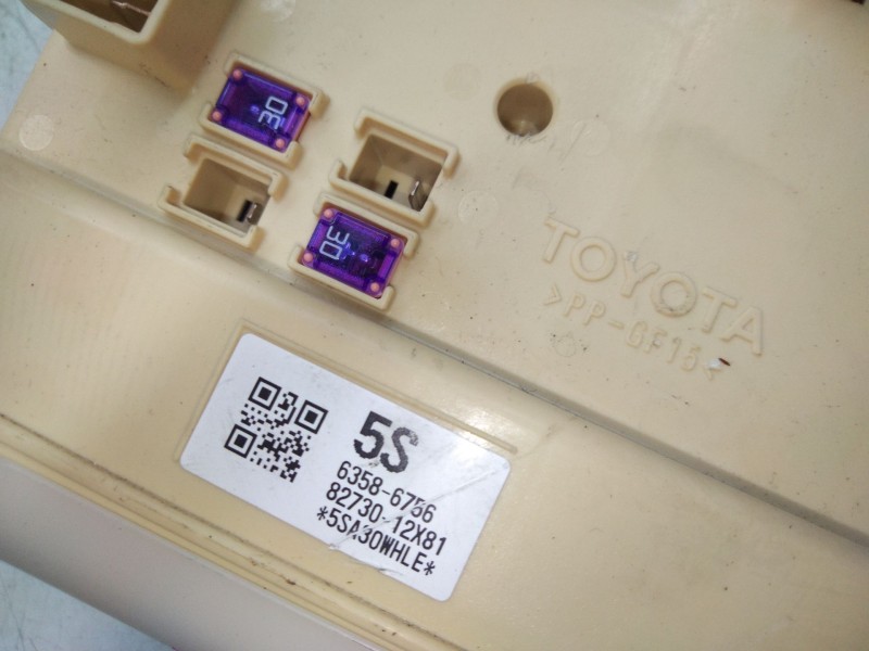 Recambio de caja reles para toyota auris referencia OEM IAM 8273012X81  