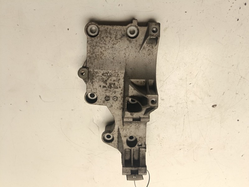 Recambio de soporte alternador para volkswagen golf plus v (5m1, 521) 2.0 tdi referencia OEM IAM 03G903143A  