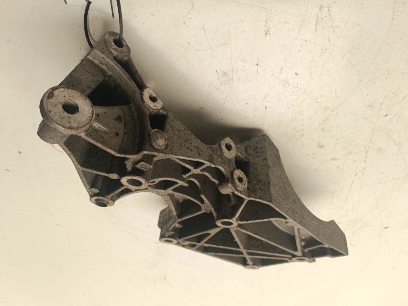 Recambio de soporte alternador para volkswagen golf plus v (5m1, 521) 2.0 tdi referencia OEM IAM 03G903143A  