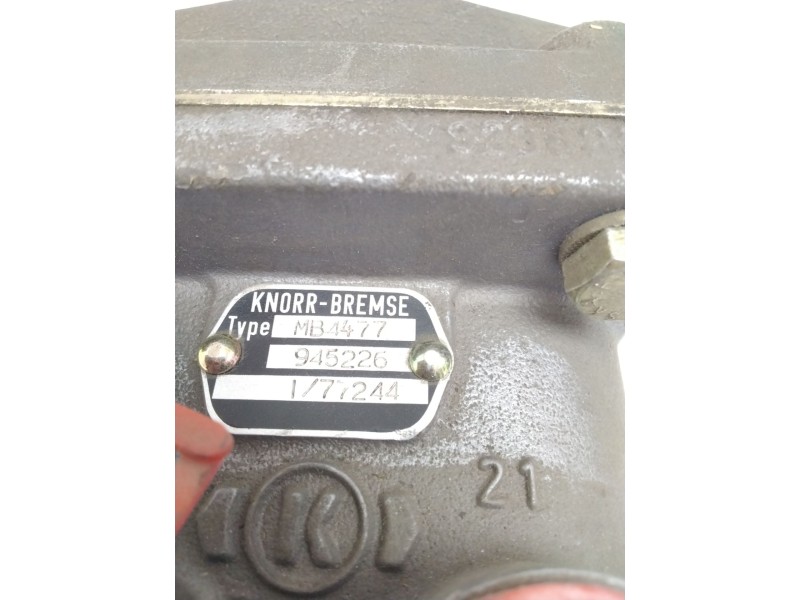 Recambio de valvula aire para iveco eurocargo 150 e 18 referencia OEM IAM MB4477 945226 VALVULA FRENO PIE