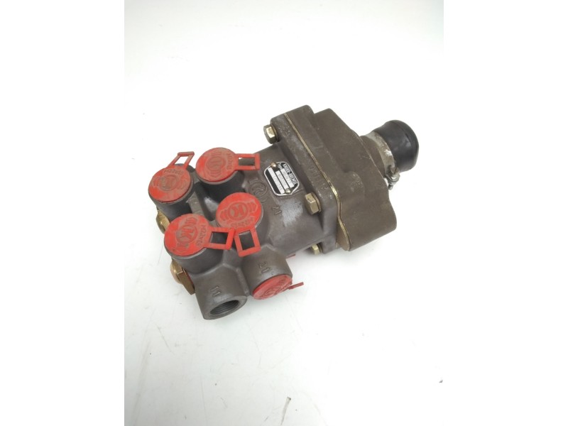 Recambio de valvula aire para iveco eurocargo 150 e 18 referencia OEM IAM MB4477 945226 VALVULA FRENO PIE