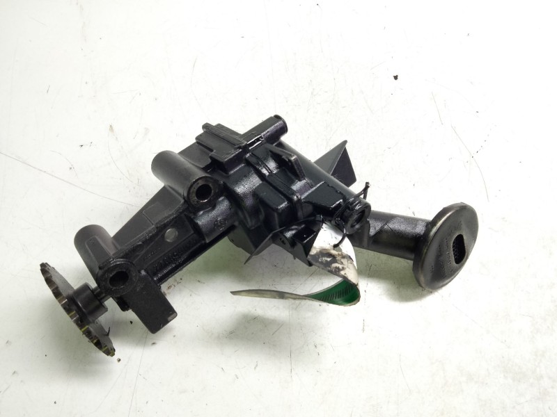 Recambio de bomba aceite para opel vivaro combi 2.7t corto referencia OEM IAM 77006002520  