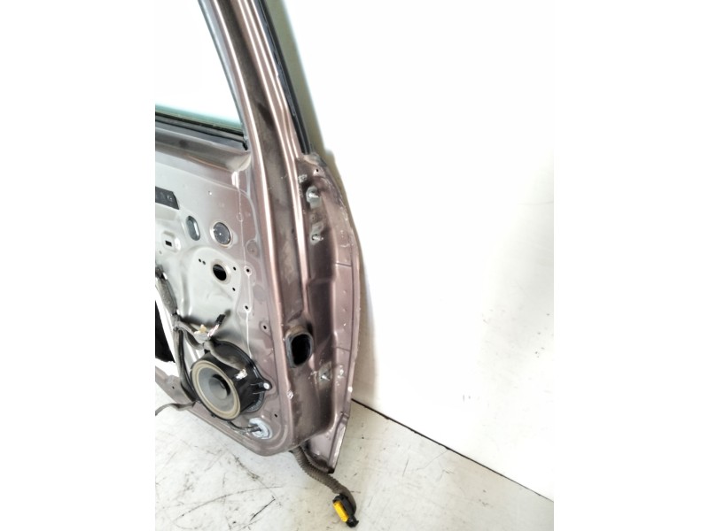 Recambio de puerta trasera izquierda para renault scenic iii dynamique referencia OEM IAM   