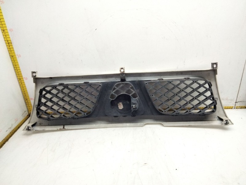Recambio de rejilla delantera para nissan terrano ii (r20) 2.7 tdi 4wd referencia OEM IAM 623107F  