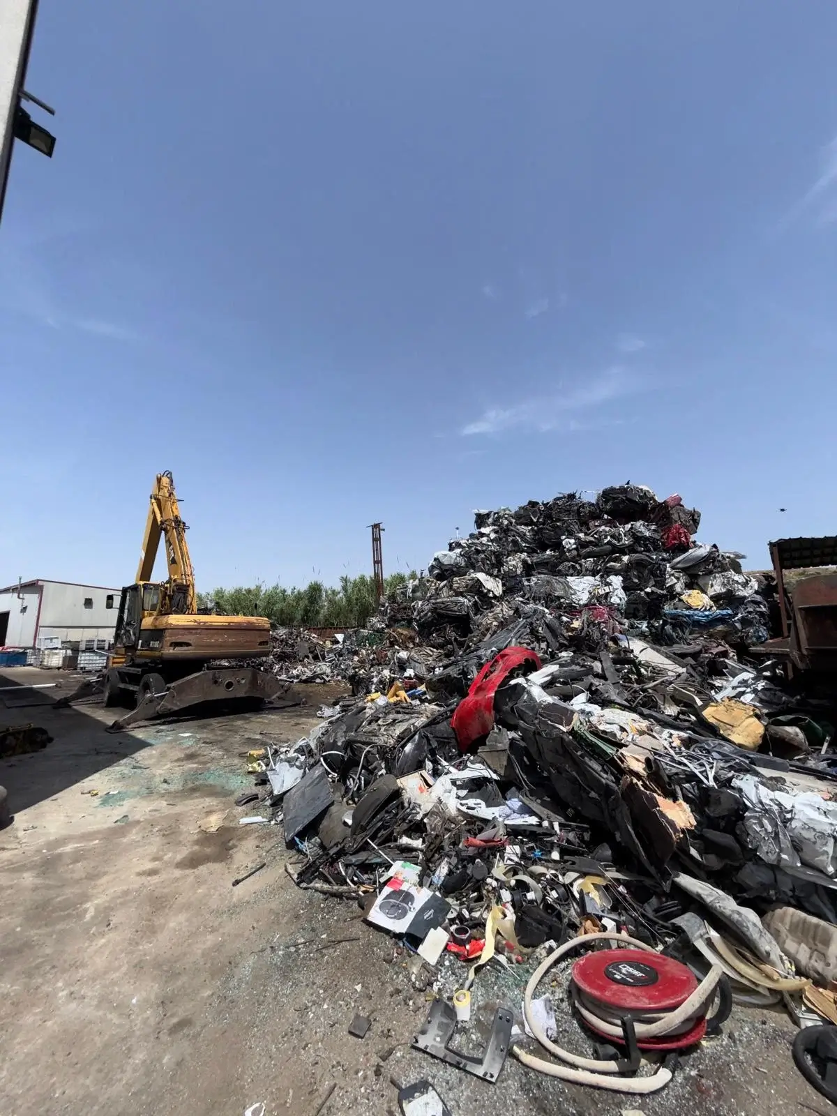 Zona de reciclaje de vehículos y metales