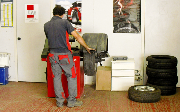 Servicios de montaje de ruedas y recambios en desguaces pedros en Lleida